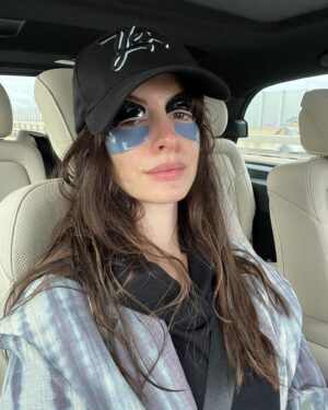 Anne Hathaway Instagram - 🍒☕️🍉☀️🚤🏖️