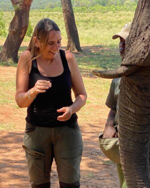 Anne Hjernøe Instagram - Afrika❤️ Et kæmpe vidunderligt, vildt, varmt & vanedannende kontinent der stormer fremad. Vi prøver at give et indblik i, hvad vi møder på vores vej. Lidt af det hårde, men mest af det gode. Almindelig omfordeling af midlerne vil hive alle op i middelklassen, men sådan er det alle steder i verden😔 I aften rammer Anne & Anders Zimbabwe, det var mindblowing & et kæmpe eventyr. Har du været der? #anneogandersiafrika