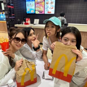 Anon Instagram - シャッフルアイランド 最後まで見てくれた方々へ
⚠️ネタバレあります！

8話まで応援してくれたみんな本当にありがとうございました！
わたしは最後の最後で赤い貝を引いてしまって、最後はリタイヤを選びました、、、
参加を決めた当初は7泊8日で、本当に好きな人が出来きて恋愛できるのかとかみんなと馴染めるかとかすっごく不安が沢山あったのだけど、直ぐにみんなと仲良くできて、ちょっと遠回りしたりして本気で好きな人もできて最高のひと夏になりました😊😊
今回参加してみて思ったのは、恋愛って本当に難しいし誰かと付き合うのって奇跡と奇跡が何回も重ならないと行けないんだなあと、、
わたしはだいぶ空回りしたりしてしまったり、自分の気持ちが前に前に出てたり色々今後もし恋愛する時はちゃんと今回のことを活かして行きたいなあと思ったよ😊
ひとつ思い残すのは最後あのお花のところに立ちたかったー！笑

そして成立した、さゆしゅん♡きょうかひゅうが♡
ちぴじゅん♡ココアレック♡本当におめでとう🎊みんな素敵だった😭♡

 #シャッフルアイランド