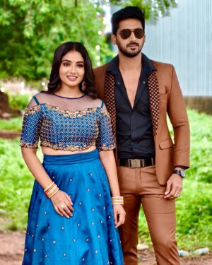 Anshita Akbarsha Instagram - True happiness can be found in the tiniest of things. #vijaytv #chellamma #friends #friendship #happy #smile #friendshipgoals #artist #celebrity