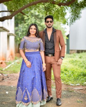 Anshita Akbarsha Instagram - True happiness can be found in the tiniest of things. #vijaytv #chellamma #friends #friendship #happy #smile #friendshipgoals #artist #celebrity