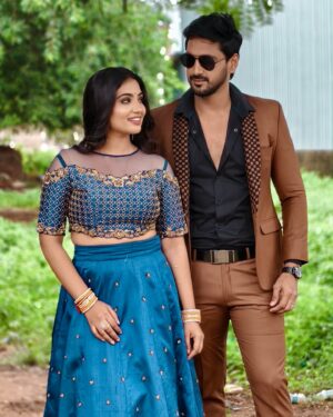 Anshita Akbarsha Instagram - True happiness can be found in the tiniest of things. #vijaytv #chellamma #friends #friendship #happy #smile #friendshipgoals #artist #celebrity