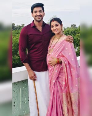 Anshita Akbarsha Instagram - Chellamma last day pic🧿✨(6/9/2024)
Hey Arnaav (mental 😁kutta)
Finally our 3 years journey of Chellamma has come to an end. Thanks a ton for being sidhu for these 3 years . For supporting and loving me through my think and thin.
You probably know better than anyone that chellamma is not just a project to me ,it is so close to my heart that these days are unforgettable in my life✨Not just in my serial life , but also in my personal life you will always remain as an important person🧿.
I stood by you while you were in  the most lowest point of your life and from that day on I held you during your happiest and sorrowful days without fail.Even in future if I won’t share your happiness, I will still be there during your worst days✨
Everybody left you during your downfall ,even at that point I had only hold you tightly life my own family, so that will still continue.I have changed a very sensitive Arnaav to very strong headed person and for that I definitely deserve a gift .😂🙏
We both fight a lot, but how much ever we fight it has never turned into hatred till today. 
Like everyone says we are the Tom and Jerry for our set. But more than that I would like to believe what Arnaav say’s
( more fight means for love✨) .
I had given you a promise before and even today I stand by that, tomorrow if Arnav faces any problem I will be the first person to arrive and that is going to be like that forever.
I know it’s just our serial that’s ending , but this friendship we had will continue to exist lifelong. Hopefully until we expire ✨😁.
Thank you kutta for all the beautiful memories. May all the good things happen to you. Let everything you wished for take place . I will always be there for you.🧿✨
@arnaavactor 
#happy #love #frndship #smile #bepositive