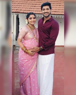 Anshita Akbarsha Instagram - Chellamma last day pic🧿✨(6/9/2024)
Hey Arnaav (mental 😁kutta)
Finally our 3 years journey of Chellamma has come to an end. Thanks a ton for being sidhu for these 3 years . For supporting and loving me through my think and thin.
You probably know better than anyone that chellamma is not just a project to me ,it is so close to my heart that these days are unforgettable in my life✨Not just in my serial life , but also in my personal life you will always remain as an important person🧿.
I stood by you while you were in  the most lowest point of your life and from that day on I held you during your happiest and sorrowful days without fail.Even in future if I won’t share your happiness, I will still be there during your worst days✨
Everybody left you during your downfall ,even at that point I had only hold you tightly life my own family, so that will still continue.I have changed a very sensitive Arnaav to very strong headed person and for that I definitely deserve a gift .😂🙏
We both fight a lot, but how much ever we fight it has never turned into hatred till today. 
Like everyone says we are the Tom and Jerry for our set. But more than that I would like to believe what Arnaav say’s
( more fight means for love✨) .
I had given you a promise before and even today I stand by that, tomorrow if Arnav faces any problem I will be the first person to arrive and that is going to be like that forever.
I know it’s just our serial that’s ending , but this friendship we had will continue to exist lifelong. Hopefully until we expire ✨😁.
Thank you kutta for all the beautiful memories. May all the good things happen to you. Let everything you wished for take place . I will always be there for you.🧿✨
@arnaavactor 
#happy #love #frndship #smile #bepositive