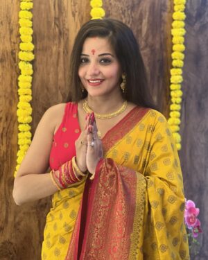 Antara Biswas Instagram - Ganpati Bappa Morya 🙏…. Mangal Murti Morya 🙏…. 

#ganpati #bappa #blessed #gratitude #family

📸: @deepakpathak663