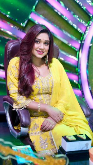 Antara Mitra Instagram - What about your water intake? 
Also don’t forget to watch Saregamapa on @zeebanglaofficial tonight @ 9:30 

Saregamapa Album - I lost count

Green suitt

Outfit by - @label_ishiv
Jewellery by - @the_jewel_gallery
Styled by - @style_by_hetaljogi
Mua - @meghna_make_up_artist