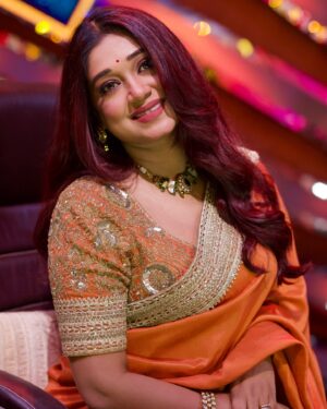 Antara Mitra Instagram - Rust Orange 

Outfit by - @_anjali_jha_____
Jewellery by - @the_jewel_gallery
Styled by - @style_by_hetaljogi
Make up -  @meghna_make_up_artist