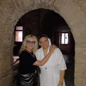 Antonella Clerici Instagram - 🙏🏼 "Una grande emozione essere qui": Antonella Clerici ha "mantenuto la sua promessa" ed è arrivata ad Assisi per pregare sulla tomba del Beato Carlo Acutis, che - aveva confessato qualche settimana fa -  le aveva dato conforto nella sua malattia 

🎤 “Volevo essere qui anche perché sono devota a Carlo Acutis: non sono stata bene, ho pregato per lui e mi ha dato conforto. Avevo fatto una promessa e ora sono venuta qui, trovando una grande bellezza e spiritualità: ho toccato con mano quanto gli assisani tengono a San Francesco e alla loro terra: tutti dovrebbero venire ad Assisi!", le sue parole

👣 La conduttrice è arrivata ad Assisi e - dopo una visita alla Basilica di San Francesco, accompagnata dal custode, fra Marco Moroni - insieme alla nostra suor Francisca ha visitato il Santuario della Spogliazione: oltre alla preghiera sulla tomba del giovane Beato millennial nella chiesa di Santa Maria Maggiore, la Clerici si è soffermata nella sala della Spogliazione ed ha potuto avvicinarsi anche alla porta di Francesco dove il futuro Santo passò prima di spogliarsi di tutti i suoi beni

📖  Ha inoltre parlato con il vescovo della Diocesi Assisi-Nocera-Gualdo e della Diocesi di Foligno, monsignor Domenico Sorrentino, che le ha raccontato di come questi luoghi siano fortemente legati alle figure di San Francesco d'Assisi - che qui ha composto anche gli ultimi versi del Cantico delle Creature - e di Carlo Acutis, promettendo di inviarle una copia del suo libro

🥰 Grazie Antonella! Non vediamo l'ora di riaccoglierti di nuovo ad Assisi!