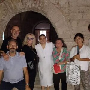 Antonella Clerici Instagram - 🙏🏼 "Una grande emozione essere qui": Antonella Clerici ha "mantenuto la sua promessa" ed è arrivata ad Assisi per pregare sulla tomba del Beato Carlo Acutis, che - aveva confessato qualche settimana fa -  le aveva dato conforto nella sua malattia 

🎤 “Volevo essere qui anche perché sono devota a Carlo Acutis: non sono stata bene, ho pregato per lui e mi ha dato conforto. Avevo fatto una promessa e ora sono venuta qui, trovando una grande bellezza e spiritualità: ho toccato con mano quanto gli assisani tengono a San Francesco e alla loro terra: tutti dovrebbero venire ad Assisi!", le sue parole

👣 La conduttrice è arrivata ad Assisi e - dopo una visita alla Basilica di San Francesco, accompagnata dal custode, fra Marco Moroni - insieme alla nostra suor Francisca ha visitato il Santuario della Spogliazione: oltre alla preghiera sulla tomba del giovane Beato millennial nella chiesa di Santa Maria Maggiore, la Clerici si è soffermata nella sala della Spogliazione ed ha potuto avvicinarsi anche alla porta di Francesco dove il futuro Santo passò prima di spogliarsi di tutti i suoi beni

📖  Ha inoltre parlato con il vescovo della Diocesi Assisi-Nocera-Gualdo e della Diocesi di Foligno, monsignor Domenico Sorrentino, che le ha raccontato di come questi luoghi siano fortemente legati alle figure di San Francesco d'Assisi - che qui ha composto anche gli ultimi versi del Cantico delle Creature - e di Carlo Acutis, promettendo di inviarle una copia del suo libro

🥰 Grazie Antonella! Non vediamo l'ora di riaccoglierti di nuovo ad Assisi!