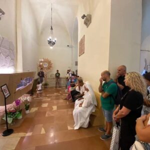 Antonella Clerici Instagram - 🙏🏼 "Una grande emozione essere qui": Antonella Clerici ha "mantenuto la sua promessa" ed è arrivata ad Assisi per pregare sulla tomba del Beato Carlo Acutis, che - aveva confessato qualche settimana fa -  le aveva dato conforto nella sua malattia 

🎤 “Volevo essere qui anche perché sono devota a Carlo Acutis: non sono stata bene, ho pregato per lui e mi ha dato conforto. Avevo fatto una promessa e ora sono venuta qui, trovando una grande bellezza e spiritualità: ho toccato con mano quanto gli assisani tengono a San Francesco e alla loro terra: tutti dovrebbero venire ad Assisi!", le sue parole

👣 La conduttrice è arrivata ad Assisi e - dopo una visita alla Basilica di San Francesco, accompagnata dal custode, fra Marco Moroni - insieme alla nostra suor Francisca ha visitato il Santuario della Spogliazione: oltre alla preghiera sulla tomba del giovane Beato millennial nella chiesa di Santa Maria Maggiore, la Clerici si è soffermata nella sala della Spogliazione ed ha potuto avvicinarsi anche alla porta di Francesco dove il futuro Santo passò prima di spogliarsi di tutti i suoi beni

📖  Ha inoltre parlato con il vescovo della Diocesi Assisi-Nocera-Gualdo e della Diocesi di Foligno, monsignor Domenico Sorrentino, che le ha raccontato di come questi luoghi siano fortemente legati alle figure di San Francesco d'Assisi - che qui ha composto anche gli ultimi versi del Cantico delle Creature - e di Carlo Acutis, promettendo di inviarle una copia del suo libro

🥰 Grazie Antonella! Non vediamo l'ora di riaccoglierti di nuovo ad Assisi!