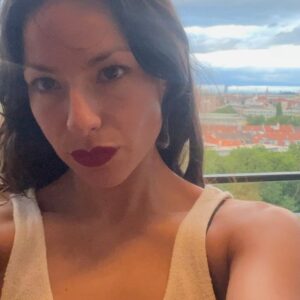 Antonia Giesen Instagram - Gente ávida de los espacios colectivos, de hacer cosas que no importan pero que urge hacerlas, gozosas de la risa, de pensar y de crear cosas, me voy a Chile por una temporada más larga!! Así que amiguit@s audiovisuales estaré algo disponible para hacer y crear las tonteritas que nos gustan!!