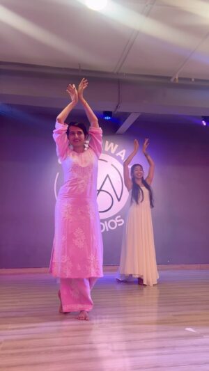 Anubha Sourya Sarangi Instagram - Another day! Another workshop! Another Style. 

Choreographed by the sweetest @priyamm_bose 
At @salsawalastudios