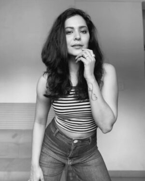 Anuja Sathe Instagram - 🖤🖤🤍🤍