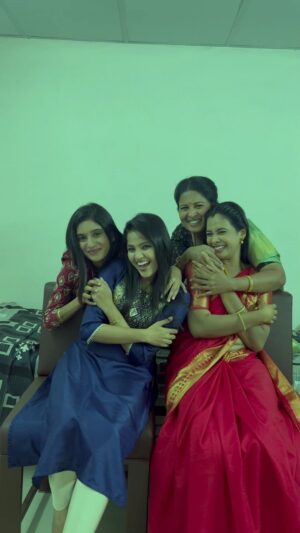 Anusha Hegde Instagram - Late on trend with my girls @swetha_senthilkumarr @anushahegde__official from #anandharagam #sets @suntv ❤️ 

#weekend #weekendvibes #music #dance #reels #trendingsongs #trendingreels #trending #trendingnow #trendingaudio