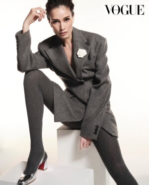 Apasiri Nitibhon Instagram - ชมแฟชั่นเซ็ตเต็มได้ในนิตยสารโว้กประเทศไทย ฉบับเดือนกันยายน 2024 #VogueTHxSIRIVANNAVARI #VogueTHBangkokIssue
#VogueThailandSeptember2024 Living Legendary #rpasiri

อาร์ตไดเร็กชั่น โดย สมเด็จพระเจ้าลูกเธอ เจ้าฟ้าสิริวัณณวรี นารีรัตนราชกัญญา
ช่างภาพ: ณัฐ ประกอบสันติสุข
แต่งหน้า: ภูวษา พรธรรมฉัตร
ทำผม: สมพร ธิรินทร์
