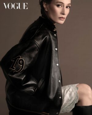 Apasiri Nitibhon Instagram - ชมแฟชั่นเซ็ตเต็มได้ในนิตยสารโว้กประเทศไทย ฉบับเดือนกันยายน 2024 #VogueTHxSIRIVANNAVARI #VogueTHBangkokIssue
#VogueThailandSeptember2024 Living Legendary #rpasiri

อาร์ตไดเร็กชั่น โดย สมเด็จพระเจ้าลูกเธอ เจ้าฟ้าสิริวัณณวรี นารีรัตนราชกัญญา
ช่างภาพ: ณัฐ ประกอบสันติสุข
แต่งหน้า: ภูวษา พรธรรมฉัตร
ทำผม: สมพร ธิรินทร์