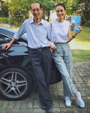 Apasiri Nitibhon Instagram - 😊IT’S MY BIRTHDAY 😊🎂 
กราบขอบพระคุณคุณพ่อคุณแม่ที่ให้ลูกคนนี้ได้เกิดมาและเลี้ยงดูอบรมสั่งสอนเป็นตัวอย่างที่ดีให้ลูกได้เห็นได้เรียนรู้และเข้าใจ รวมทั้งให้รูปร่างหน้าตาแบบนี้ได้นำมาประกอบสัมมาอาชีพ สามารถดูแลตัวเองได้อย่างดีมาถึงทุกวันนี้🙏🏼♥️ข้ามเข้าสู่วันเกิด😊ขอระลึกถึงพระคุณท่านทั้งสองเป็นอย่างแรก ขอให้ลูกมีสติ มีปัญญาในการใช้ชีวิตให้ดียิ่งๆขึ้นไป  ขอบคุณทุกความรักความปรารถนาดีของทุกๆท่านที่มีให้กันมาตลอด ขอให้พรดีดีกลับไปหาทุกท่านเช่นกันนะคะ ♥️รัก💯♥️ #rpasiribd2024