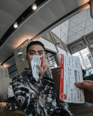 Apinya Sakuljaroensuk Instagram - เดินทางด้วยกันไปจนแก่ มั่นใจอบอุ่น ❤️❤️
ทั้งคนทั้งสายการบิน #ThaiAirAsia  @flyairasia.th 
ที่นั่ง Hotseat ❤️‍🔥 เลือกที่นั่งและจองอาหารล่วงหน้า ขาไปขากลับหลับยาว