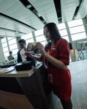 Apinya Sakuljaroensuk Instagram - เดินทางด้วยกันไปจนแก่ มั่นใจอบอุ่น ❤️❤️
ทั้งคนทั้งสายการบิน #ThaiAirAsia  @flyairasia.th 
ที่นั่ง Hotseat ❤️‍🔥 เลือกที่นั่งและจองอาหารล่วงหน้า ขาไปขากลับหลับยาว