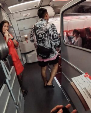 Apinya Sakuljaroensuk Instagram - เดินทางด้วยกันไปจนแก่ มั่นใจอบอุ่น ❤️❤️
ทั้งคนทั้งสายการบิน #ThaiAirAsia  @flyairasia.th 
ที่นั่ง Hotseat ❤️‍🔥 เลือกที่นั่งและจองอาหารล่วงหน้า ขาไปขากลับหลับยาว