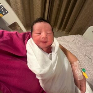 Apple Chan Instagram - Welcome home, lil A! 
I promise to love, cherish, and protect you and our little family with all my heart. You’re absolutely perfect!

#thankful #newborn #welcometotheworld #小龙果