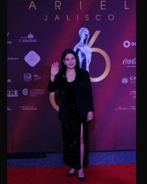 Arcelia Ramírez Instagram - Fue un honor participar este fin de semana en la Ceremonia de los Arieles que celebran al Cine Mexicano, entregándole a la familia de Busi Cortes el merecido Ariel de Oro que le otorgó @academiacinemx por su importante legado! 
Gracias por siempre Busi! ♥️

.

Muchas gracias por acompañarme a:
@carlospinedamx 
@alersundi 
@dangelojoyeria 
@iconique.jewels