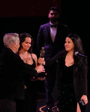 Arcelia Ramírez Instagram - Fue un honor participar este fin de semana en la Ceremonia de los Arieles que celebran al Cine Mexicano, entregándole a la familia de Busi Cortes el merecido Ariel de Oro que le otorgó @academiacinemx por su importante legado! 
Gracias por siempre Busi! ♥️

.

Muchas gracias por acompañarme a:
@carlospinedamx 
@alersundi 
@dangelojoyeria 
@iconique.jewels