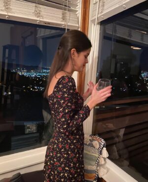 Ariel Mortman Instagram - Happy new year 🥳 maybe in 2020 I’ll learn how to stand still