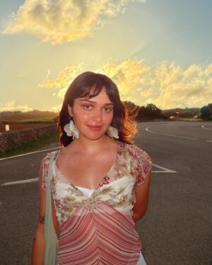 Ariela Barer Instagram - Happy tan line autumn to those who celebrate
@gentle__onion