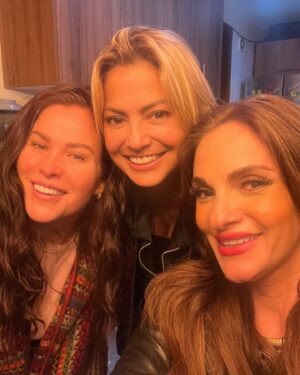 Arleth Terán Instagram - Que bonita noche hermanas @arleth_teran111 @castillolulu2011 @lulis_castillo nos hacía mucha falta! Las amo! #amorimcondicional #friendship #lulucas #negrita #laniñabuena ❤️🪬🧿