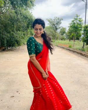 Arsha Baiju Instagram - Bengaluru Naatkal♥️ 
#dhawani 
📸 @navaneeth._.s 
Accessories @menorah_jewellers
Blouse stitching @zoandzi_by_sanam
