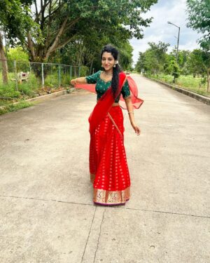 Arsha Baiju Instagram - Bengaluru Naatkal♥️ 
#dhawani 
📸 @navaneeth._.s 
Accessories @menorah_jewellers
Blouse stitching @zoandzi_by_sanam