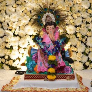 Arti Singh Instagram - My Bappa ❤️🧿 

Wearing @kadhaeeghar