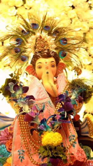 Arti Singh Instagram - Ganpati Bappa Morya ❤️Bappa sabko khush rakhen ❤️

Wearing @kadhaeeghar
