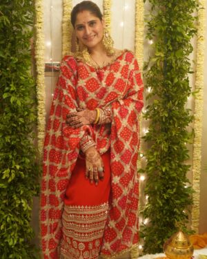 Arti Singh Instagram - Uski kripa dariya dariya ❤️❤️🙏🙏

Wearing @kadhaeeghar 
Hair by @la_de_belleza