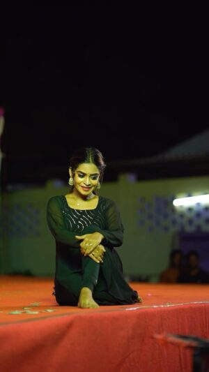 Arunima Sudhakar Instagram - உன்னை காணாத நான்

@arunima_sudhakar_ 

@siva_photography17 

#unnaikaanadhunaan #kamalhaasan #dasavatharammovie #dasavatharamsongs #sonyvideography #paramankurichikaspa #paramankurichi #festival #festivaldance