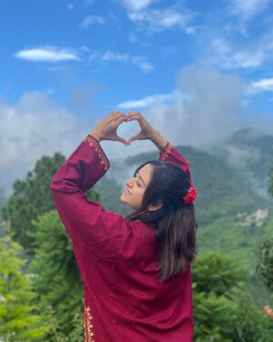 Asha Negi Instagram - I know growing older should be daunting but honestly I’m finding myself falling in love with the journey. Embracing this unapologetic self, and the clarity and wisdom it brings is more beautiful than I imagined.
Just want to thank you all for your thoughtful birthday wishes, they made me feel soo loved and cherished, making me feel so special. Sachhi!😌
So I spent this birthday doing what I wanted to do, with the people closest and most special in my life, and I don’t think it could have gotten any better. 
I do want to share few moments from the day, hopefully soon! Shayad isi ko Bliss bolte hain guys!🤍
Bass sab par कृपा बनी रहे।🌸