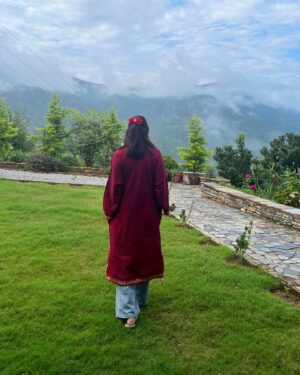 Asha Negi Instagram - I know growing older should be daunting but honestly I’m finding myself falling in love with the journey. Embracing this unapologetic self, and the clarity and wisdom it brings is more beautiful than I imagined.
Just want to thank you all for your thoughtful birthday wishes, they made me feel soo loved and cherished, making me feel so special. Sachhi!😌
So I spent this birthday doing what I wanted to do, with the people closest and most special in my life, and I don’t think it could have gotten any better. 
I do want to share few moments from the day, hopefully soon! Shayad isi ko Bliss bolte hain guys!🤍
Bass sab par कृपा बनी रहे।🌸