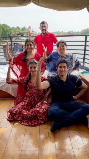 Asha Sharath Instagram - Dancing to each others rhythm 🔥🤣 #familyfun