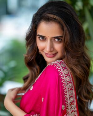 Ashika Ranganath Instagram - Hope you all had a great habba ✨ 

Happy Varamahalakshmi festival! 
May goddess Lakshmi bless you with abundance of health, wealth & prosperity!