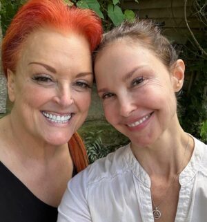 Ashley Judd Instagram - Reflecting on small bits of beauty from this summer. 
🌺 🪻🌼