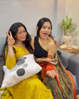 Ashna Kishore Instagram - Sada pyaar tut gaya ve !! #StoryOfOurLives #PyaarBachaHiNahi ❤️
#AishwaryaSharma #AshnaKishore #bffs #goals