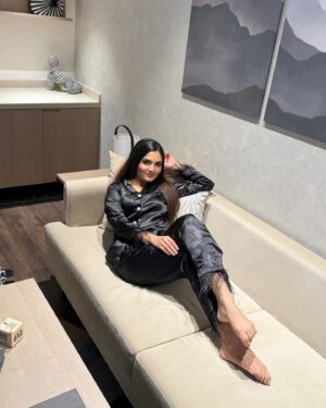 Ashna Kishore Instagram - Happy Sunday Y’all !! 🥰💗
Wearing @lounging_somewhere ✨