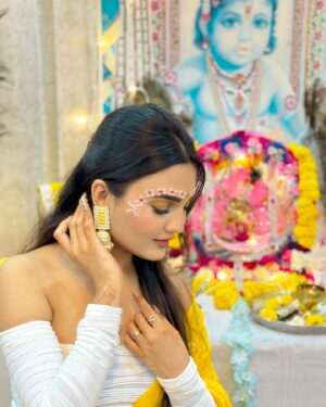 Ashna Kishore Instagram - राधा के हृदय में श्री कृष्ण
राधा की साँसों में श्री कृष्ण
राधा में ही हैं श्री कृष्ण
इसीलिए दुनिया कहती हैं
राधे-कृष्ण राधे-कृष्ण 🧿🦚🥰💗🙌🏻

राधा अष्टमी की हार्दिक शुभकामनाएं ✨😇💗🙏🏻