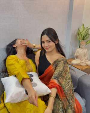 Ashna Kishore Instagram - Sada pyaar tut gaya ve !! #StoryOfOurLives #PyaarBachaHiNahi ❤️
#AishwaryaSharma #AshnaKishore #bffs #goals