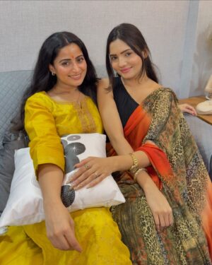Ashna Kishore Instagram - Sada pyaar tut gaya ve !! #StoryOfOurLives #PyaarBachaHiNahi ❤️
#AishwaryaSharma #AshnaKishore #bffs #goals