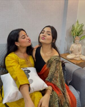Ashna Kishore Instagram - Sada pyaar tut gaya ve !! #StoryOfOurLives #PyaarBachaHiNahi ❤️
#AishwaryaSharma #AshnaKishore #bffs #goals