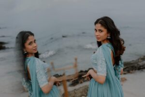 Ashvini Jegathesan Instagram - இதோ எனக்காக விரிந்தது இதழ்
எடுக்கவா தேனே.. 🕊️

Beautifully captured by our incredibly talented photographer @thevenkatbala , and this stunning outfit is from @saratha_fashion_tailoring 🤍