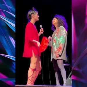 Assucena Assucena Instagram - "Meus amores, quero contar uma novidade linda! 💖 Eu e minha irmã maravilhosa @filipecatto vamos nos unir para um show INÉDITO exclusivo na última Gambiarra do ano! Nossa energia sempre bateu. Nossa Santa sempre bateu hahaha… Gal tá aí pra não mentir!
Essa parceria já era pra acontecer, porque além de tudo, a Filipe é uma grande amiga e uma inspiração pra mim. A gente compartilha não só o palco, mas uma caminhada de vida, de luta e de muito afeto. ✨

Vai ser uma noite inesquecível, cheia de verdade de música.
Já marca aí: dia 19 de novembro e garante seu ingresso. Link na bio.