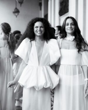 Assucena Assucena Instagram - Fui presenteada com o convite de @paula_raia para construir junto com ela uma trilha para sua última coleção. O que eu não imaginava é que não era apenas mais um  belo desfile ou mais uma coleção pensada minuciosamente ; mas uma imersão sensível nas memórias de Paula Raia para homenagear Dona Lina, sua mãe. A ideia era rememorar o quarto de vestir de Dona Lina, o qual foi território criativo e afetivo fundamental para que Paula desenvolvesse com maestria seu ofício. No primeiro encontro na casa da Paula, Jeff Ares ( @aresjeff )pega o roteiro e me pergunta: “Assu, traz pra gente uma canção angelical que te venha à cabeça?” E comecei a cantar “Estrela, Estrela”, canção lindíssima de Vítor Ramil, gravada por Gal no disco Fantasia na década de 80. Estava escolhida a canção de abertura de “Eu Palco - Meu Tempo no Mundo”. O repertório sugerido pela Paula e Renan ( @renanflumian ) já estava precioso com Óleo de Una Mujer de Sombrero, Love Calls You By Your Name e Mãe Menininha do Gantois, canção que a mãe da Paula cantava enquanto se arrumava . Fruta Gogoia foi uma sensível sugestão do @andrecezarmendes , canção que costurou e fechou o desfile. Para a missão de construir a trilha convocamos Rafael Acerbi ( @rafael.acerbi ) que foi essencial no processo, com seu violão, guitarra e base. Dito isso, quero agradecer com carinho ao @andrecezarmendes que foi quem primeiro me recebeu com o convite e também foi fundamental. Gratidão Jeff Ares pela ponte linda com a Paula. Gratidão Renan Flumian. Gratidão a toda a equipe da Paula que me recebeu sempre com muito carinho e profissionalismo. TMJ querida Paula Raia, minha gratidão, meu respeito e admiração por você 🙏🏽✨❤️ 
Você levantou um espetáculo; uma obra de arte no @theatromunicipal 

Muito, muito obrigada!

Assu
